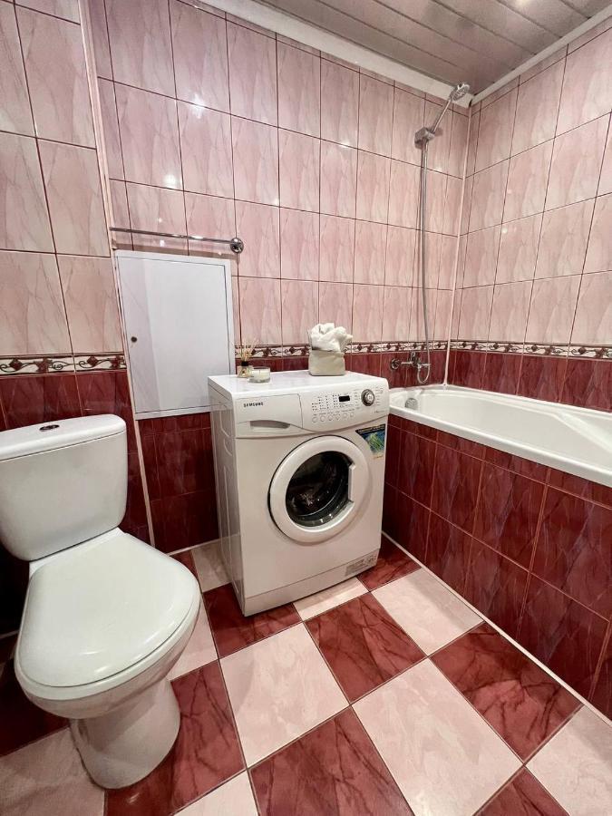 לבוב Apartment On Hnatiuka With Parking מראה חיצוני תמונה