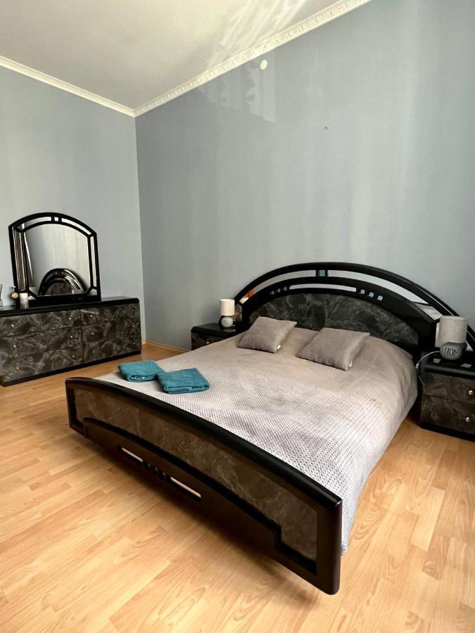 לבוב Apartment On Hnatiuka With Parking מראה חיצוני תמונה