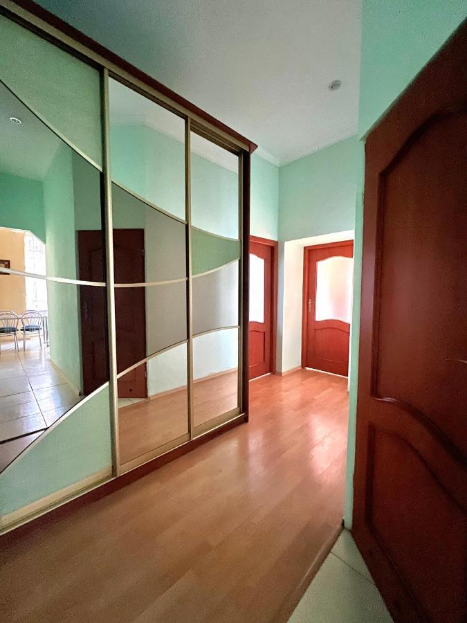לבוב Apartment On Hnatiuka With Parking מראה חיצוני תמונה